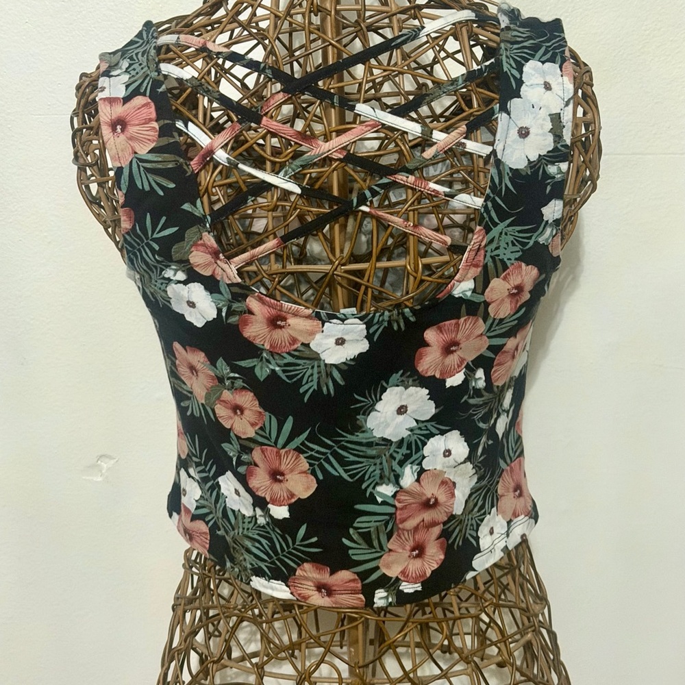 Charlotte Russe Black Floral Scoop Neck Crop Top